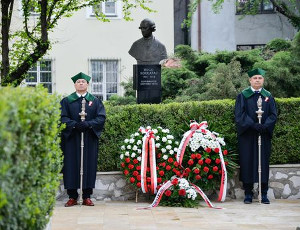 Władze UJ złożyły kwiaty pod pomnikiem Hugona Kołłątaja